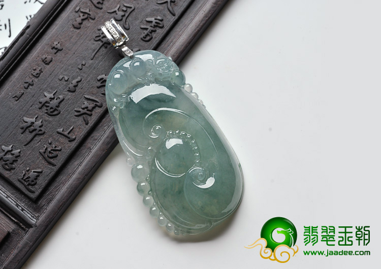 冰种飘花缅甸翡翠A货镶银扣如意寿挂件（水钻）