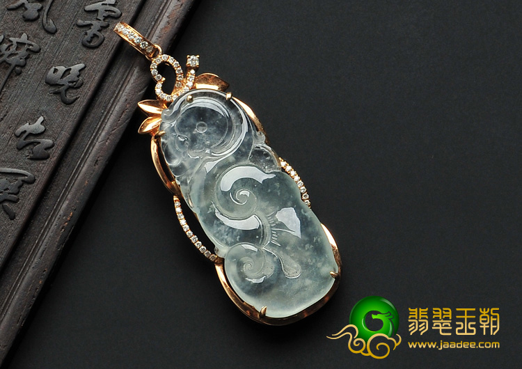 冰玻种淡晴水缅甸翡翠A货镶玫瑰金如意胸坠（真钻）