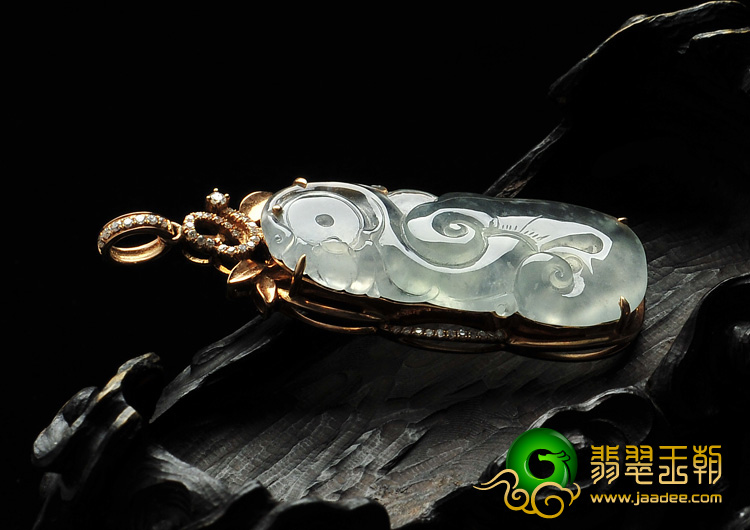 冰玻种淡晴水缅甸翡翠A货镶玫瑰金如意胸坠（真钻）