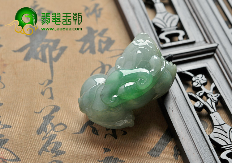 糯冰种翠色缅甸翡翠A货貔貅挂件