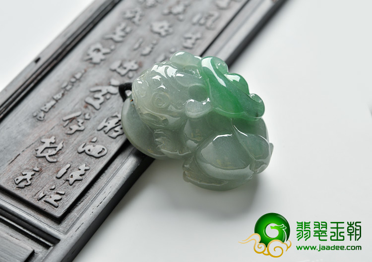 糯冰种翠色缅甸翡翠A货貔貅挂件
