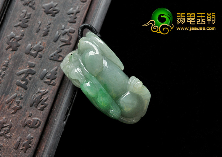 糯冰种翠色缅甸翡翠A货貔貅挂件