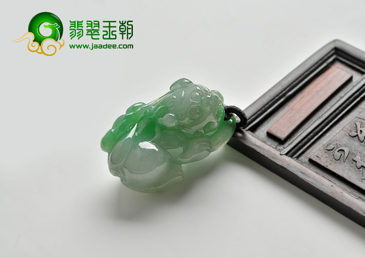 糯冰种翠色缅甸翡翠A货貔貅挂件