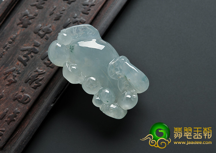 冰种晴水略飘花缅甸翡翠A货貔貅挂件