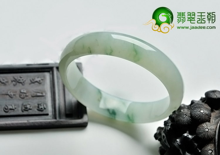 糯冰种飘花缅甸翡翠A货手镯（58.7mm）