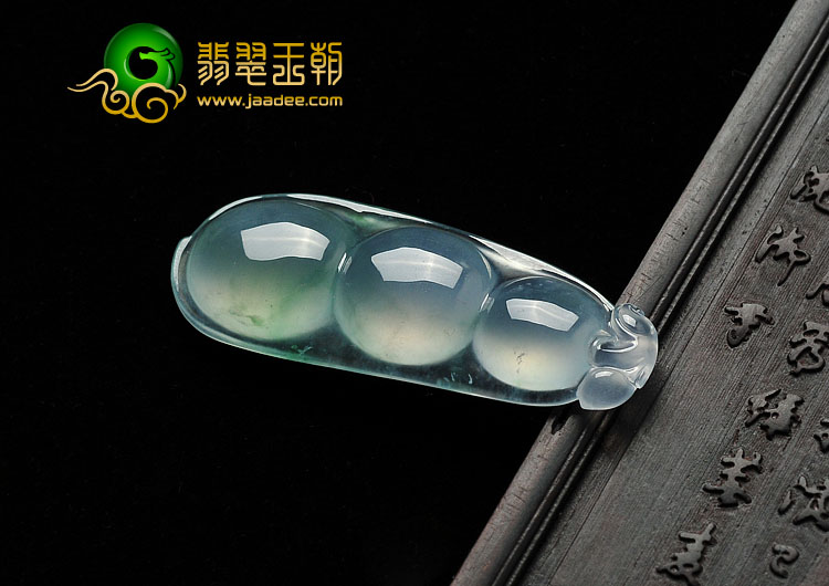 冰玻种晴水略飘花缅甸翡翠A货四季豆挂件