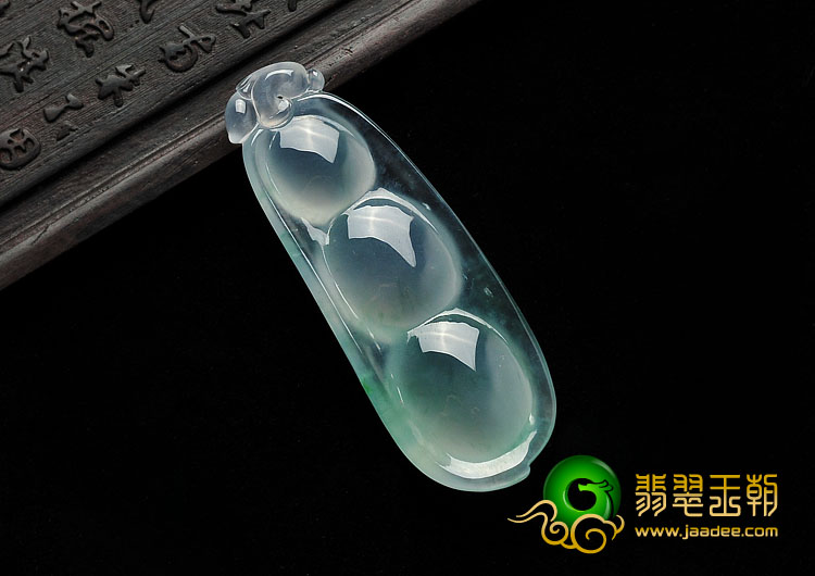 冰玻种晴水略飘花缅甸翡翠A货四季豆挂件