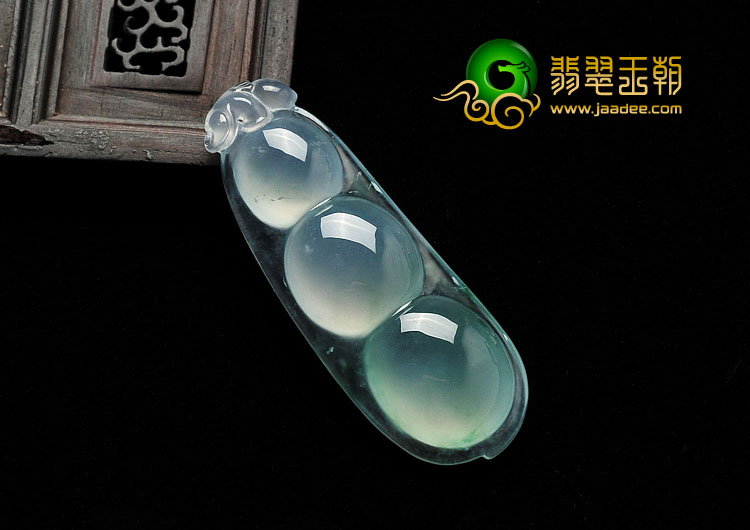 冰玻种晴水略飘花缅甸翡翠A货四季豆挂件