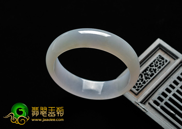 糯冰种淡春带彩缅甸翡翠A货手镯（57.9mm）