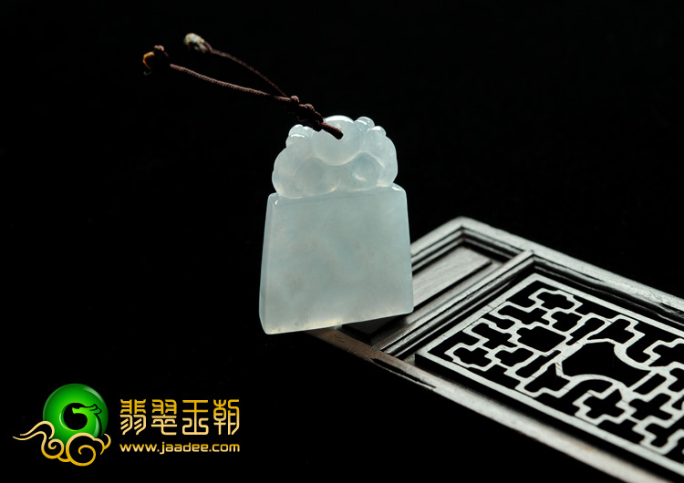 冰种淡晴水缅甸翡翠A货府中有龙挂件