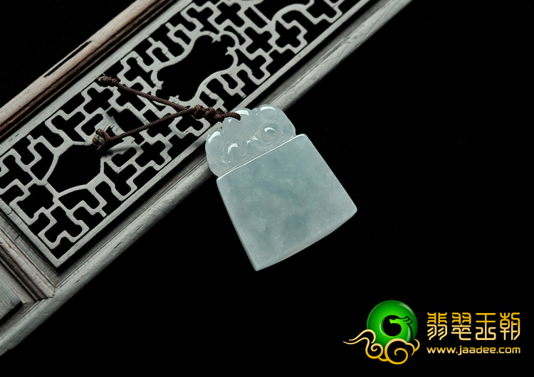 冰种淡晴水缅甸翡翠A货府中有龙挂件