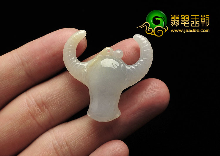 糯冰种无色缅甸翡翠A货牛头挂件