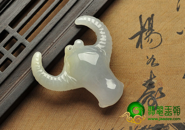 糯冰种无色缅甸翡翠A货牛头挂件