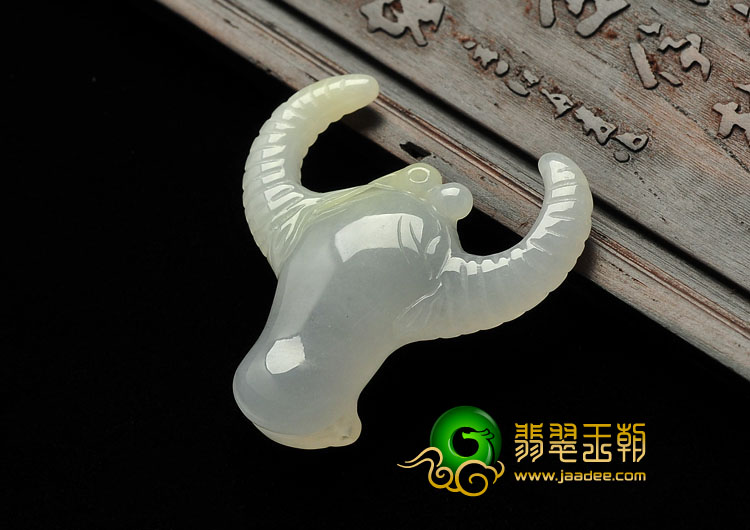 糯冰种无色缅甸翡翠A货牛头挂件