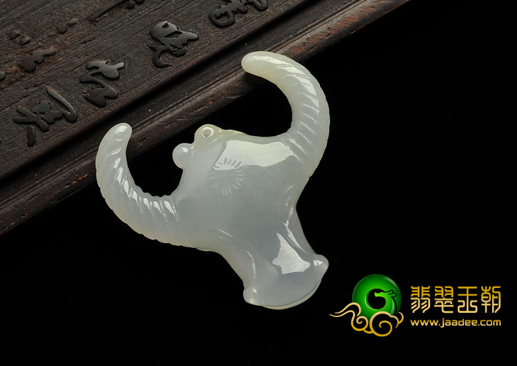 糯冰种无色缅甸翡翠A货牛头挂件