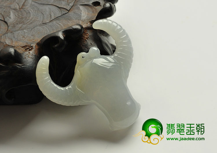 糯冰种无色缅甸翡翠A货牛头挂件