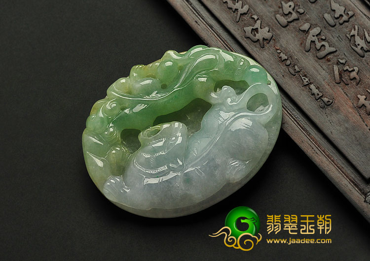 糯冰种三彩缅甸翡翠A货龙虎牌挂件