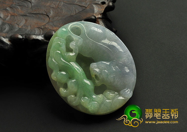 糯冰种三彩缅甸翡翠A货龙虎牌挂件