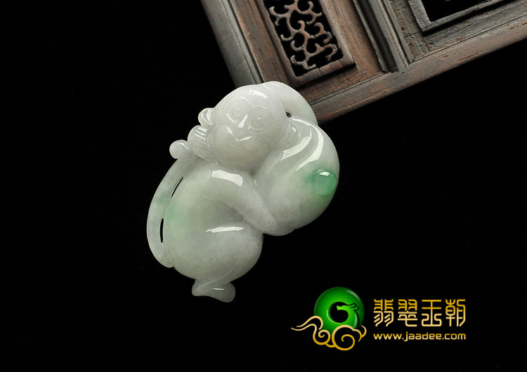 糯冰种白底青缅甸翡翠A货猴子挂件