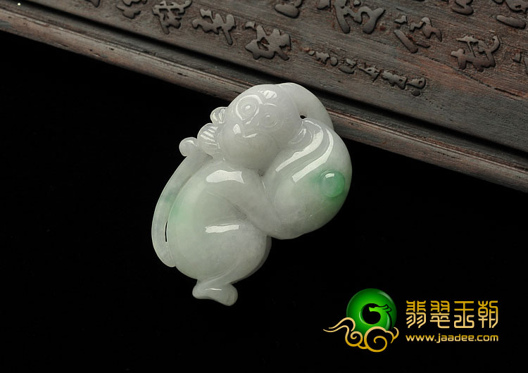 糯冰种白底青缅甸翡翠A货猴子挂件