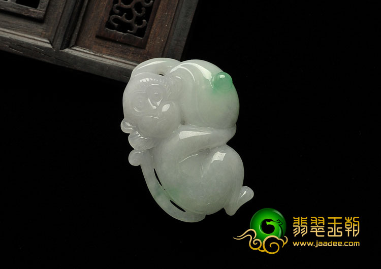 糯冰种白底青缅甸翡翠A货猴子挂件
