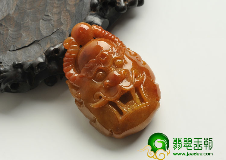 feicui细糯种红翡缅甸翡翠A货牛头挂件