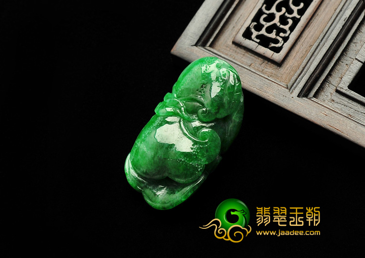糯冰种翠色缅甸翡翠A货如意挂件