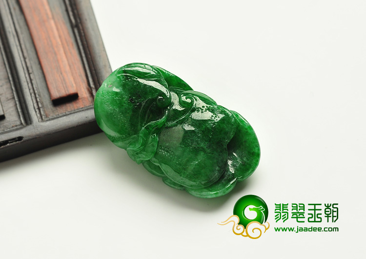 糯冰种翠色缅甸翡翠A货如意挂件