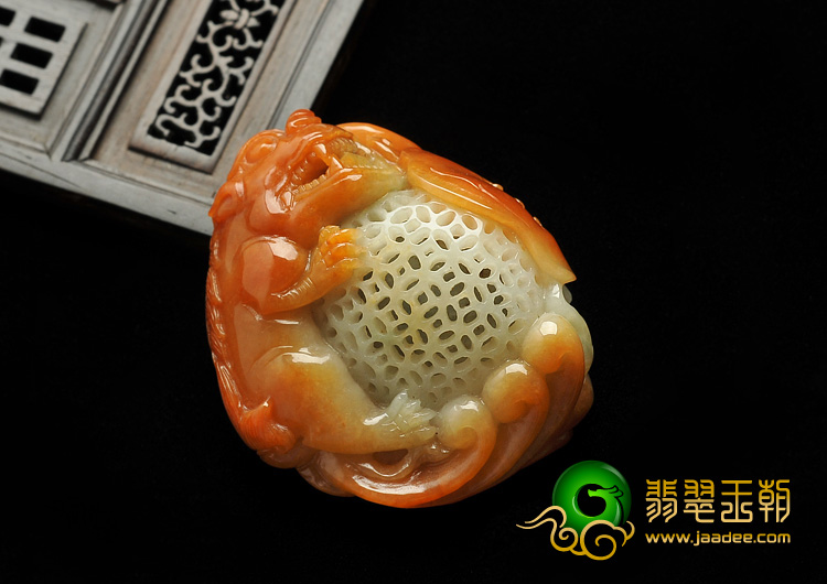 糯冰种红翡缅甸翡翠A货狮子戏珠挂件