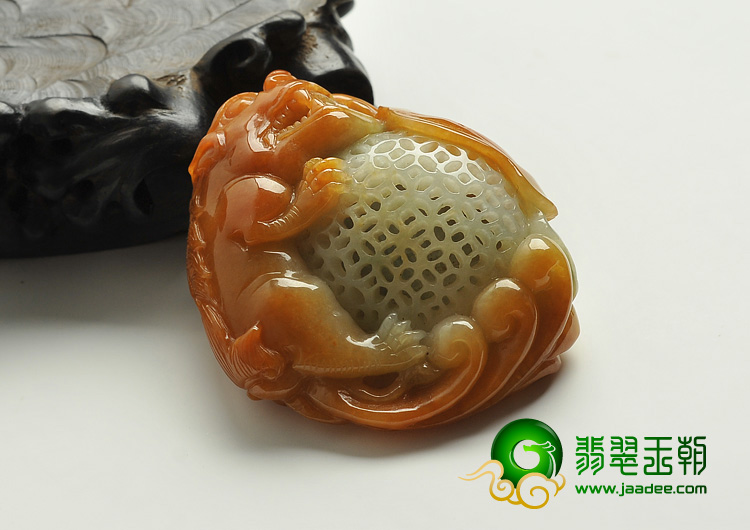 糯冰种红翡缅甸翡翠A货狮子戏珠挂件