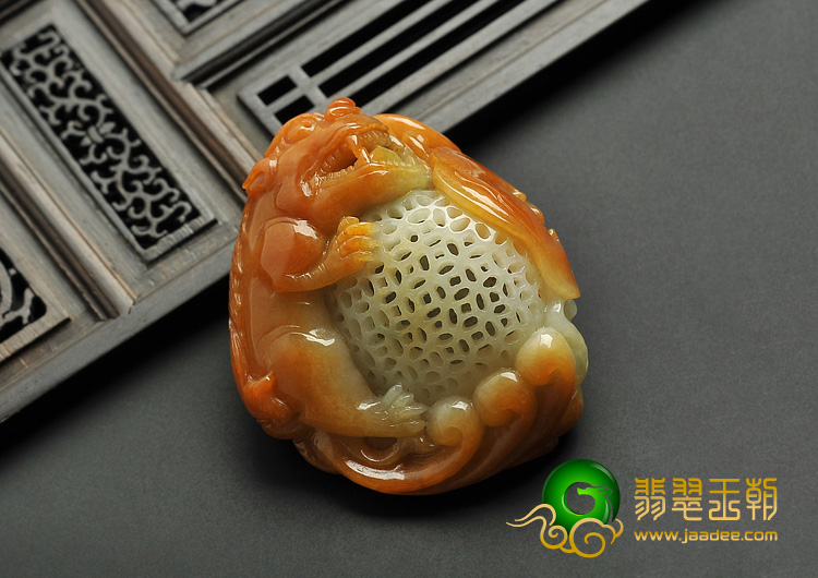 糯冰种红翡缅甸翡翠A货狮子戏珠挂件
