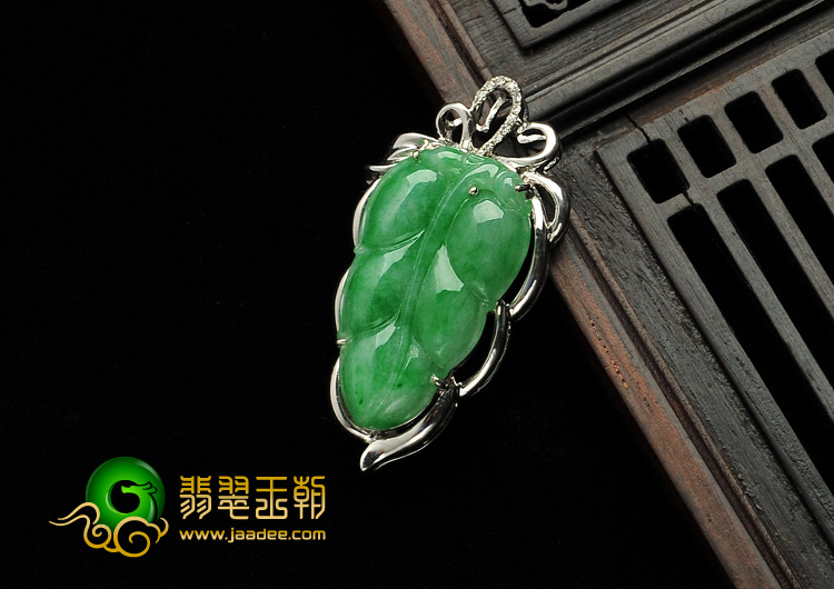 糯冰种翠色缅甸翡翠A货镶白金金枝玉叶胸坠（真钻）