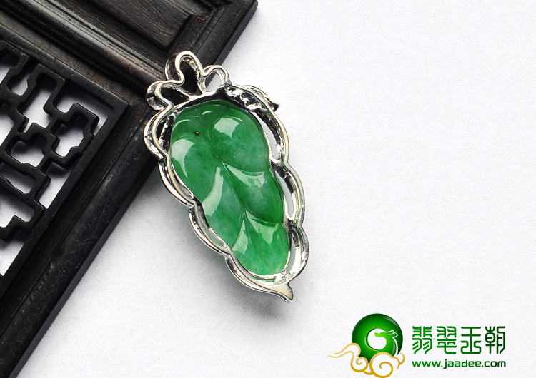 糯冰种翠色缅甸翡翠A货镶白金金枝玉叶胸坠（真钻）