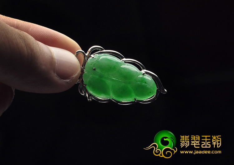 糯冰种翠色缅甸翡翠A货镶白金金枝玉叶胸坠（真钻）