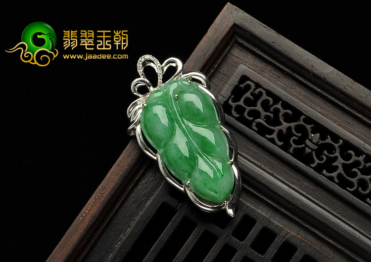 糯冰种翠色缅甸翡翠A货镶白金金枝玉叶胸坠（真钻）