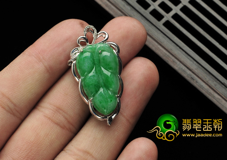 糯冰种翠色缅甸翡翠A货镶白金金枝玉叶胸坠（真钻）