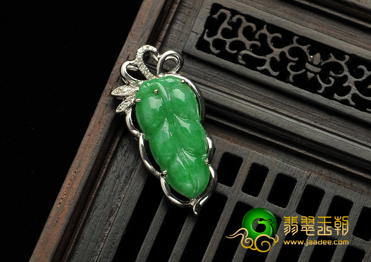 糯冰种翠色缅甸翡翠A货镶白金金枝玉叶胸坠（真钻）