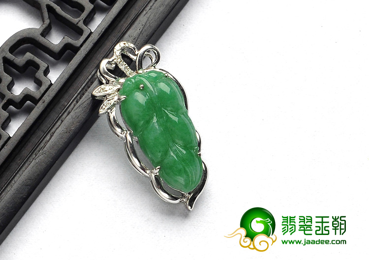 糯冰种翠色缅甸翡翠A货镶白金金枝玉叶胸坠（真钻）