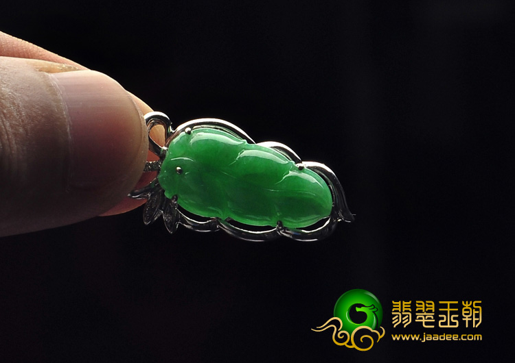 糯冰种翠色缅甸翡翠A货镶白金金枝玉叶胸坠（真钻）