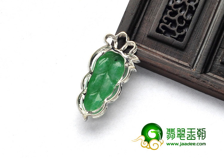 糯冰种翠色缅甸翡翠A货镶白金金枝玉叶胸坠（真钻）
