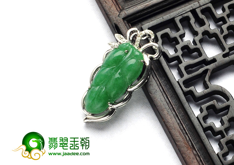 糯冰种翠色缅甸翡翠A货镶白金金枝玉叶胸坠（真钻）