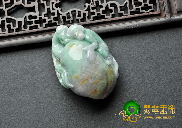 细糯种三彩缅甸翡翠A货灵猴献桃挂件