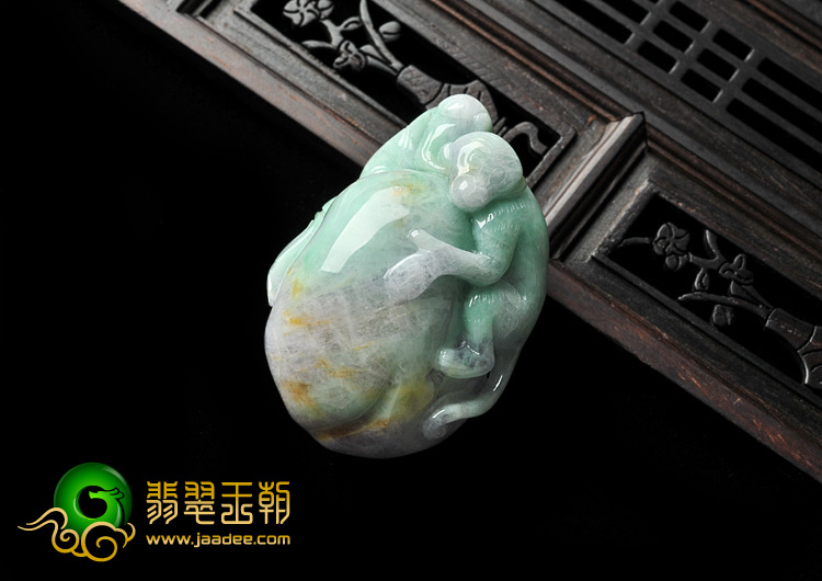 细糯种三彩缅甸翡翠A货灵猴献桃挂件
