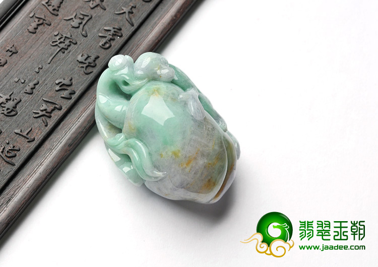 细糯种三彩缅甸翡翠A货灵猴献桃挂件