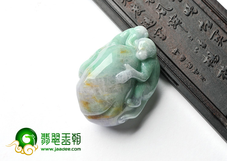 细糯种三彩缅甸翡翠A货灵猴献桃挂件