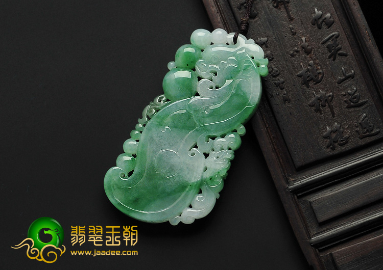糯冰种翠色缅甸翡翠A货龙牌挂件