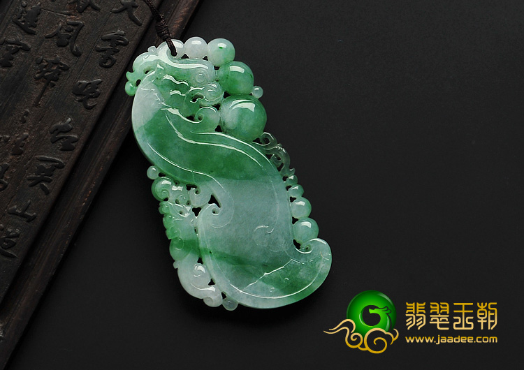 糯冰种翠色缅甸翡翠A货龙牌挂件