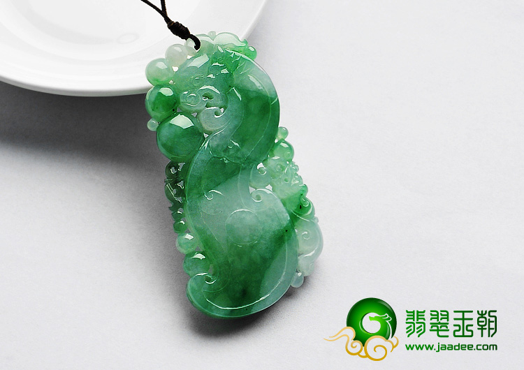 糯冰种翠色缅甸翡翠A货龙牌挂件