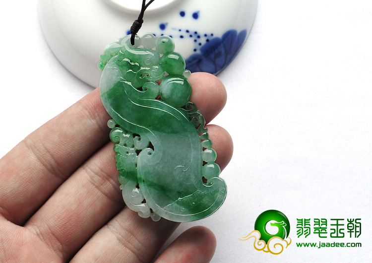 糯冰种翠色缅甸翡翠A货龙牌挂件