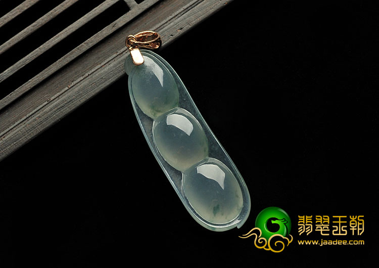 冰种飘花缅甸翡翠A货四季豆挂件